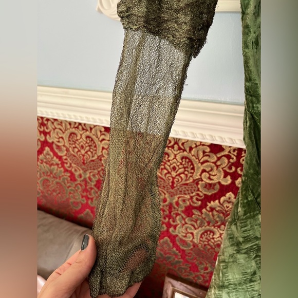 Romeo and Juliet Antique Velvet Dress - Picture 10 of 12